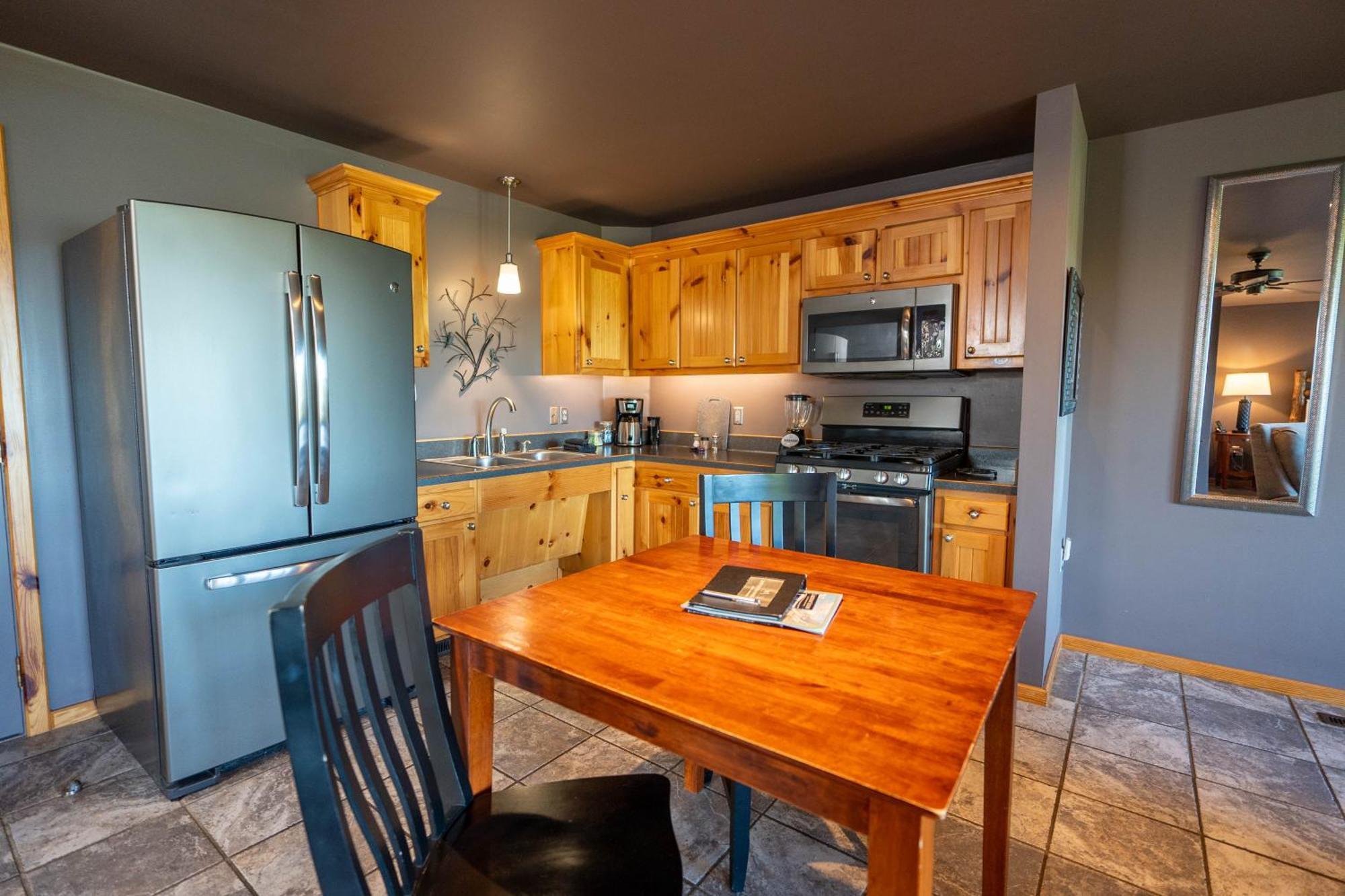 Queen Suite with Lake View